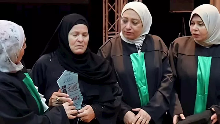 أم تتسلم درع تخرج ابنتها الراحلة وسط دموع زملائها بالشرقية