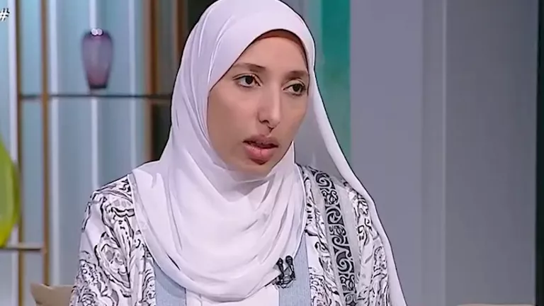 أمينة الفتوى توضح حكم الصلاة عند اكتشاف دم على الملابس بعد الانتهاء | ضي النهار أمينة الفتوى توضح حكم الصلاة عند اكتشاف دم على الملابس بعد الانتهاء