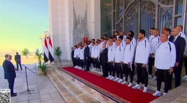 "أوعى تزعل يا صلاح".. الرئيس السيسي يمازح "الملك المصري" وشوبير ويوجه رسالة لـ 120 مليون مواطن