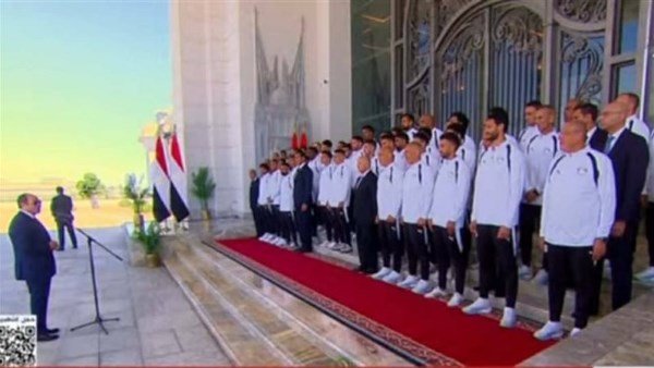"أوعى تزعل يا صلاح".. الرئيس السيسي يمازح "الملك المصري" وشوبير ويوجه رسالة لـ 120 مليون مواطن