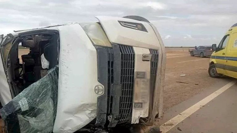 إصابة 14 راكبًا في انقلاب ميكروباص بالمنيا