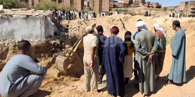 الأرض ابتلعتهما.. ماذا حدث للأب وابنته داخل حفرة التنقيب في أسيوط؟ (في
