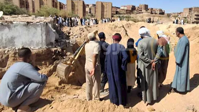 الأرض ابتلعتهما.. ماذا حدث للأب وابنته داخل حفرة التنقيب في أسيوط؟ (في
