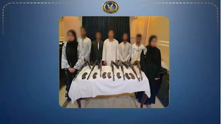 الداخلية تكشف فيديو سيدتين تحملان أسلحة آلية في حفل زفاف بقنا