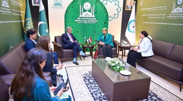 المستشارة أمل عمار تلتقي وزير حقوق الإنسان الفيدرالي بباكستان لبحث التعاون المشترك