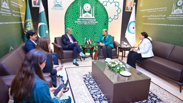 المستشارة أمل عمار تلتقي وزير حقوق الإنسان الفيدرالي بباكستان لبحث التعاون المشترك