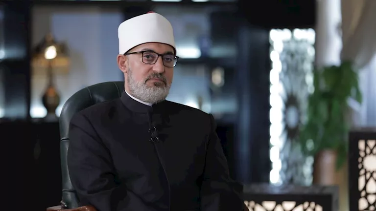 المفتي: الأصل أن يؤدي صاحب الأمر الاستخارة بنفسه.. ويجوز للغير الدعاء