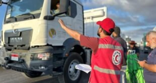 الهلال الأحمر يدفع بأكثر من 92 ألف سلة غذائية وطبية إلى غزة