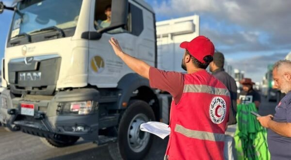 الهلال الأحمر يدفع بأكثر من 92 ألف سلة غذائية وطبية إلى غزة