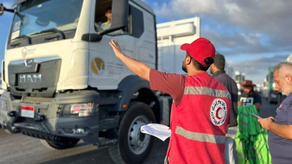 الهلال الأحمر يدفع بأكثر من 92 ألف سلة غذائية وطبية إلى غزة