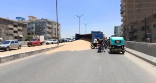 انقلاب سيارة نقل محملة بالقمح أعلى كوبري الشارع الجديد في شبرا الخيمة