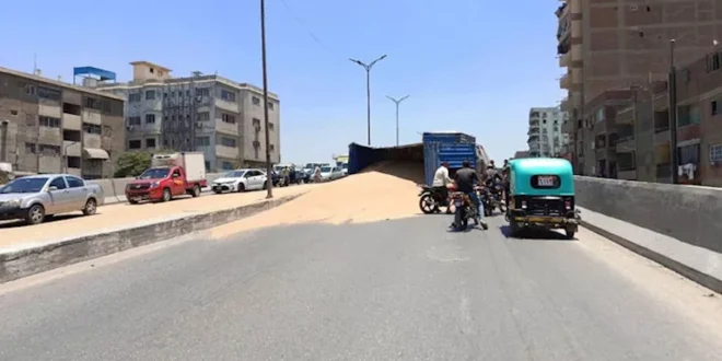 انقلاب سيارة نقل محملة بالقمح أعلى كوبري الشارع الجديد في شبرا الخيمة