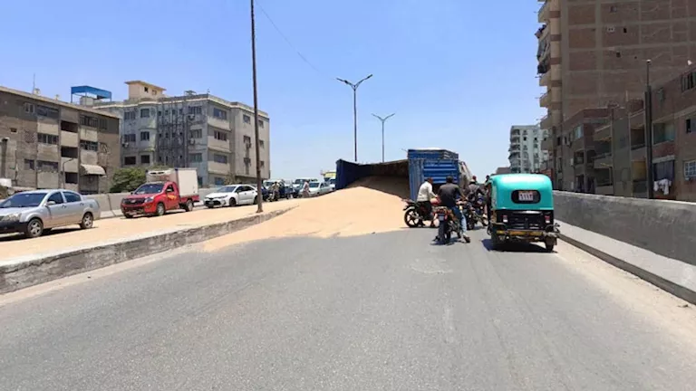انقلاب سيارة نقل محملة بالقمح أعلى كوبري الشارع الجديد في شبرا الخيمة