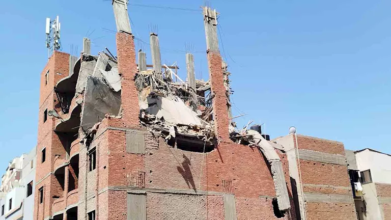 انهيار 3 طوابق مخالفة بعقار تحت الإنشاء في الدقهلية