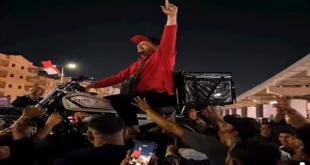 بالفيديو.. عامل توصيل يخطف الأنظار في احتفالات تأهل منتخب مصر