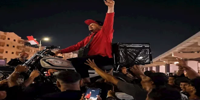 بالفيديو.. عامل توصيل يخطف الأنظار في احتفالات تأهل منتخب مصر