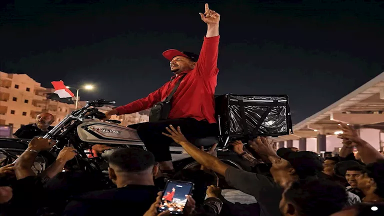 بالفيديو.. عامل توصيل يخطف الأنظار في احتفالات تأهل منتخب مصر
