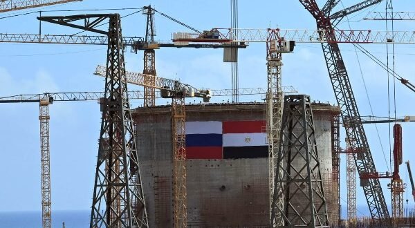 بدقة بلغت عشر المليمتر ووزن 340 طنا.. تفاصيل تركيب وعاء المفاعل للوحدة الثانية بمحطة الضبعة