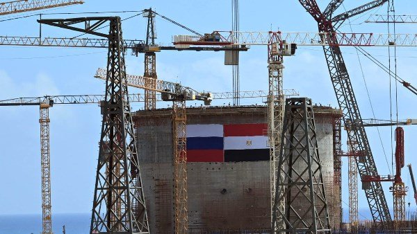 بدقة بلغت عشر المليمتر ووزن 340 طنا.. تفاصيل تركيب وعاء المفاعل للوحدة الثانية بمحطة الضبعة