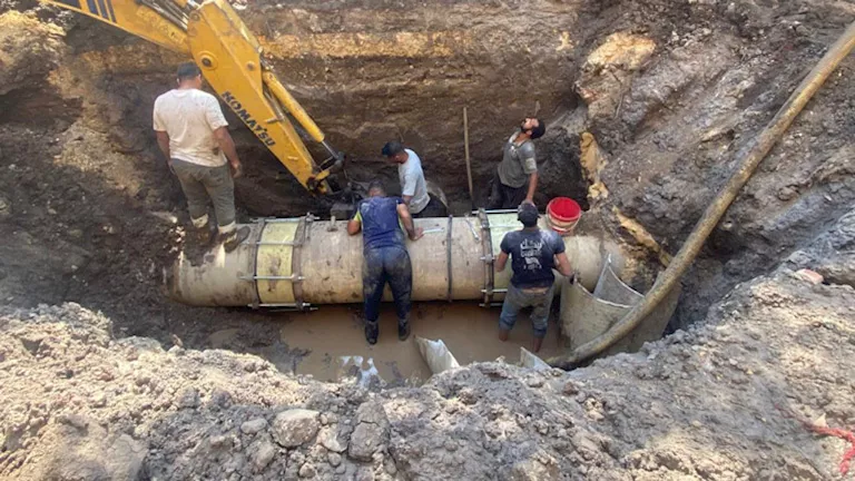 بعد إصلاح الكسر.. إعادة تشغيل خط المياه الرئيسي بميت حلفا بالقليوبية