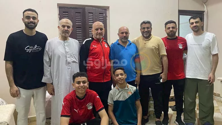 بعد تسديده أول ركله..فرحة بين أسرة لاعب المنتخب محمود صابر - فيديو وصو