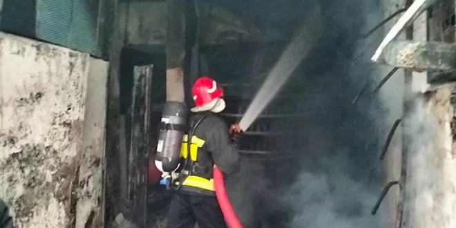 بين الاختناق والكسور.. إصابة 6 أشخاص في حريق فرن دوكو بدمنهور (صور)