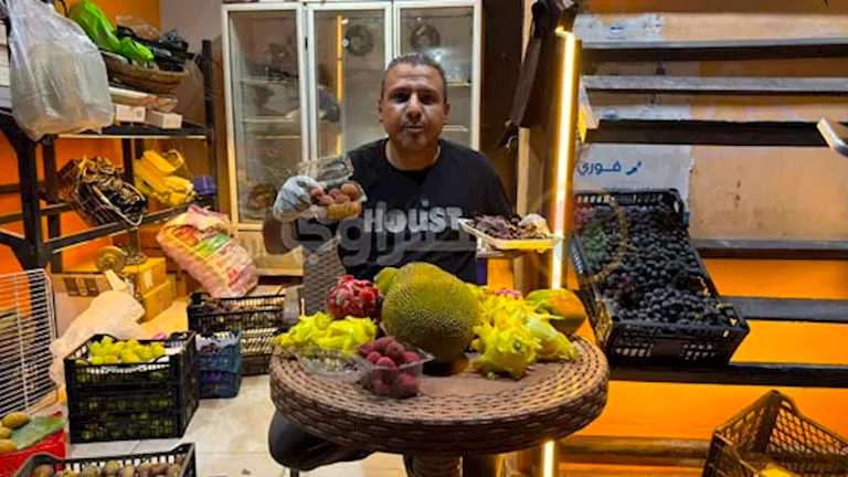 تباع بالقطعة وميزانها بالجرام.. نوع فاكهة شهير يتحدى الأسواق في الشرقي