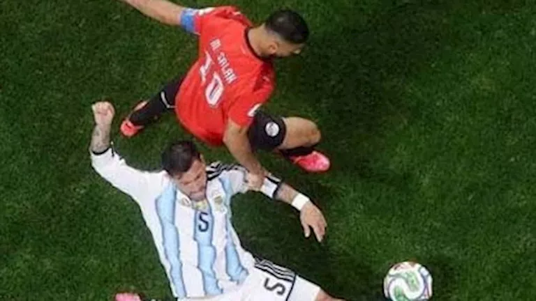 تدخلة على مرموش.. لقطة ملفتة في استقبال لاعب الأرجنتين بعد المونديال | ضي النهار تدخلة على مرموش.. لقطة ملفتة في استقبال لاعب الأرجنتين بعد المونديال