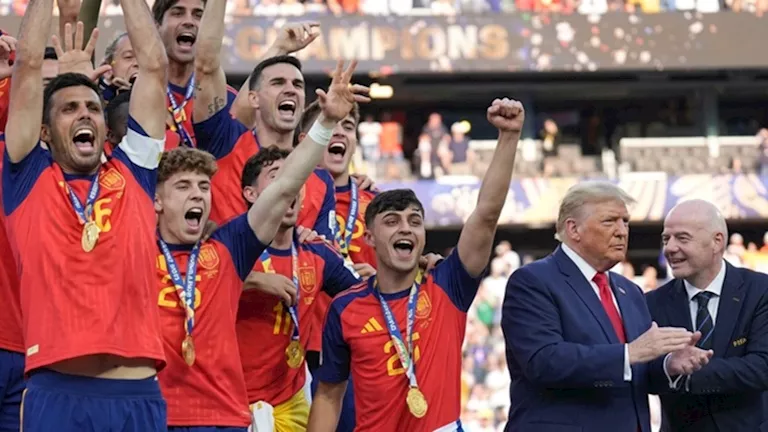 ترامب يشارك في مراسم تتويج المنتخب الإسباني بلقب كأس العالم 2026 | ضي النهار ترامب يشارك في مراسم تتويج المنتخب الإسباني بلقب كأس العالم 2026