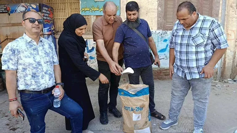 تموين كفر الشيخ يضبط 13 كيلو مادة محظورة تستخدم في طهي الفول - صور
