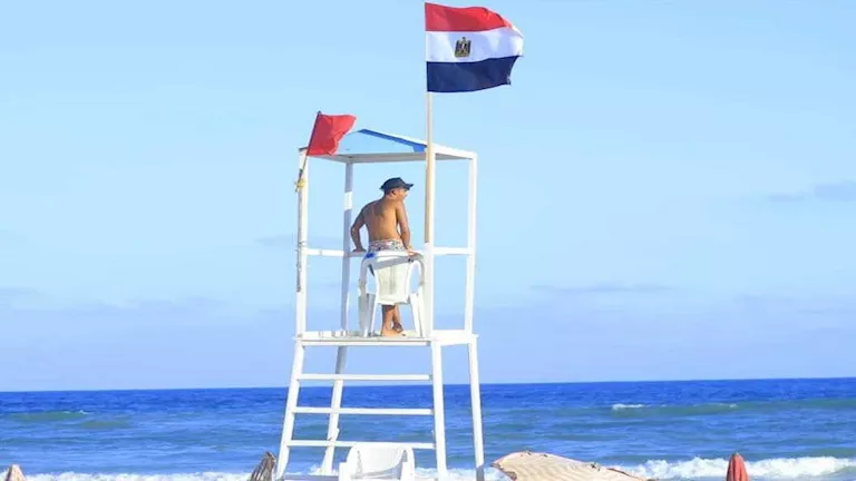 تيارات شديدة.. حظر نزول البحر بشواطئ العجمي وغرب الإسكندرية- صور