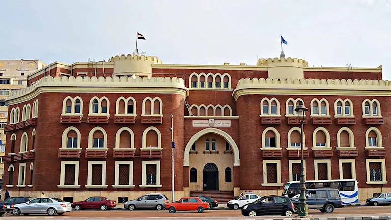جامعة الإسكندرية تعلن موقفها بعد الحكم على أحد عمداء كلياتها