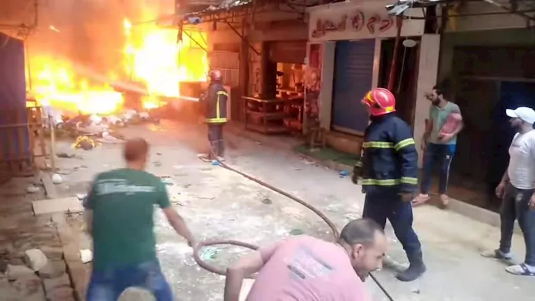 حريق يلتهم شقة ومحالًا تجارية بسوق الفلكي في الإسكندرية (فيديو وصور)