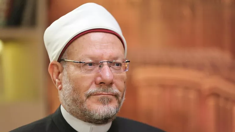 حكم مس الطبيب لعورة المريض أثناء العلاج.. الإفتاء تكشف الرأي الشرعي
