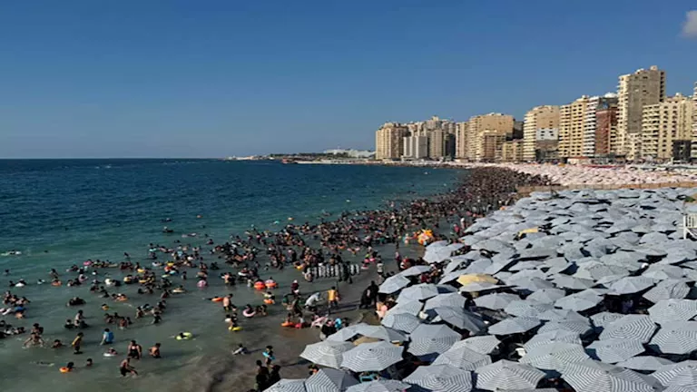 ذروة موسم الصيف.. تعرف على أسعار تذاكر كافة شواطئ الإسكندرية - صور