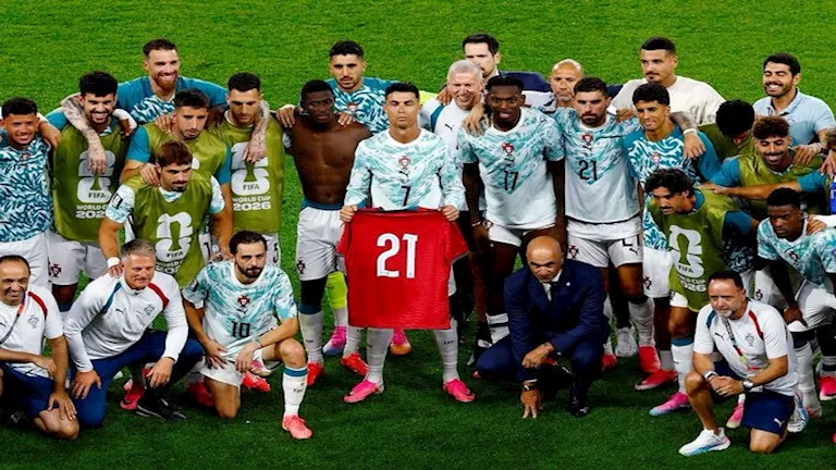 رونالدو ولاعبو البرتغال يحتفلون بقميص ديوجو جوتا بعد التأهل