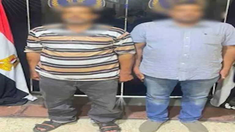 سائق يستعين بزميله وتنتهي الرحلة بكارثة.. ماذا حدث في الأميرية؟