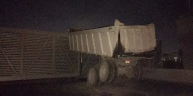 سقوط كوبري مشاة معدني في الدقهلية بسبب سيارة نقل
