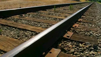سيارة تصطدم بمزلقان السكة الحديد في ببا ببني سويف