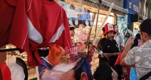 شوارع المنيا تشتعل فرحًا.. إقبال كبير على أعلام وكابات المنتخب (فيديو