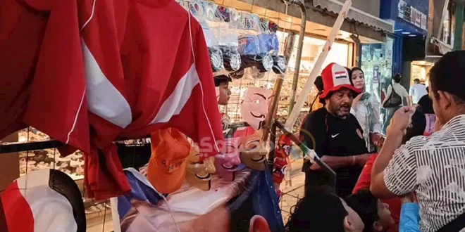 شوارع المنيا تشتعل فرحًا.. إقبال كبير على أعلام وكابات المنتخب (فيديو