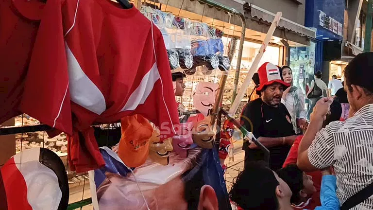 شوارع المنيا تشتعل فرحًا.. إقبال كبير على أعلام وكابات المنتخب (فيديو