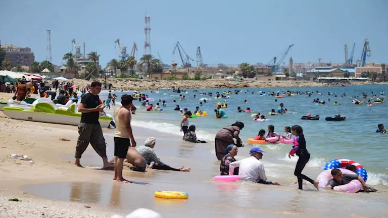 شواطئ بورسعيد تعلن الطوارئ وتستقبل آلاف الزوار في عطلة الجمعة