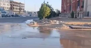 فتح بالوعات الأمطار لتصريف المياه المتراكمة بالشوارع والمجاورات المجاو