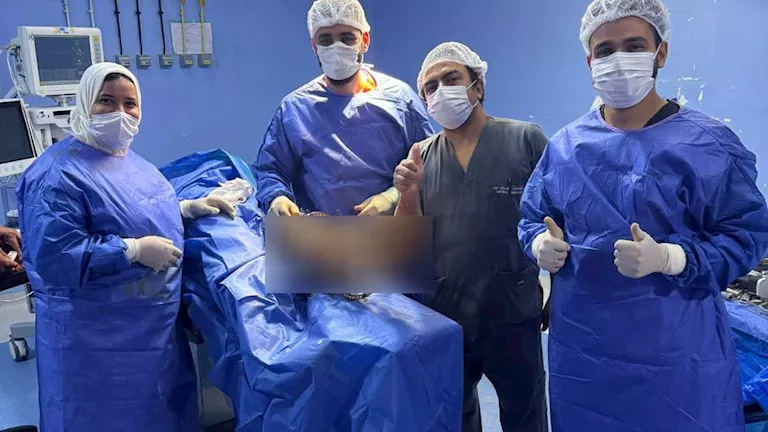 فريق طبي في بلبيس المركزي ينقذ سيدة من كسور مضاعفة (صور)