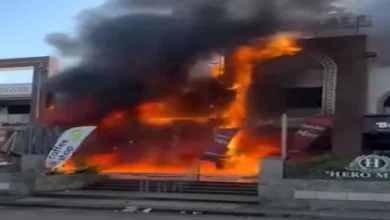 للوقوف على أسبابه.. النيابة تعاين موقع حريق محل تجاري بالشيخ زايد