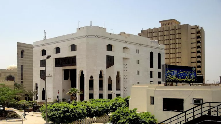 ما حكم وضوء كبير السنّ الذي تنزل منه قطرات بول لعذر؟