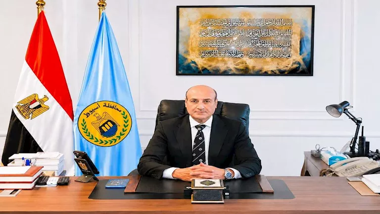 محافظ أسيوط يعدل مواعيد ورديات عمال النظافة | ضي النهار محافظ أسيوط يعدل مواعيد ورديات عمال النظافة