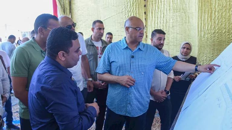 معاناة استمرت 4 شهور.. بدء رصف شارع الفتح غرب الإسكندرية- صور