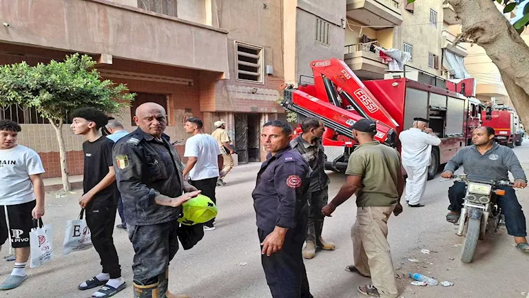 ملحمة إنقاذ.. كواليس انتشال جثمان ضحية انهيار عقار طلخا (فيديو وصور)